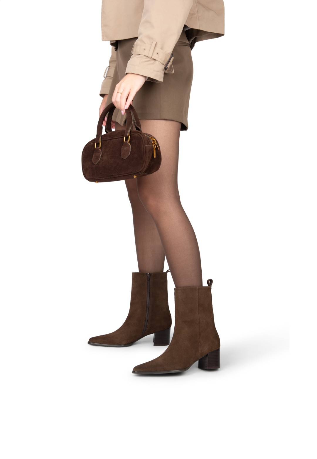 Zijaanzicht van model met bruine Febe enkellaarzen van suède, elegante look.