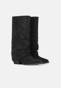 Close-up of LOIS boot with soft texture and sturdy heel