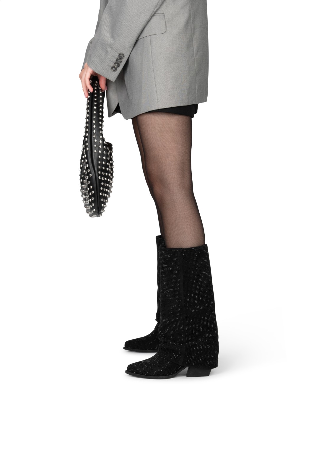 Model trägt LOIS Stiefel mit Rock und Tasche – urbaner Look