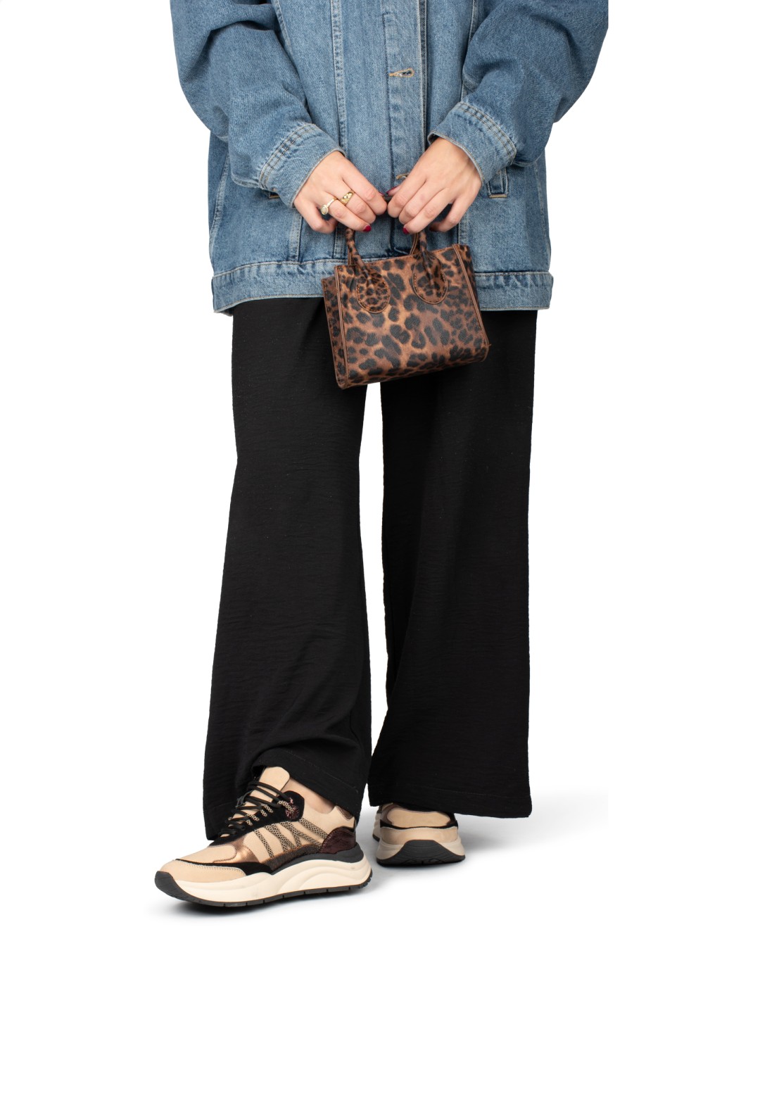 PS Poelman sneaker CHARU beige met metallic accenten gedragen door model trendy city look