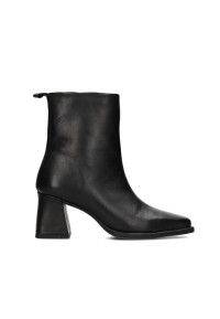 Dua enkellaars van PS Poelman – zijaanzicht van zwarte leren enkellaars met hak van 7 cm.