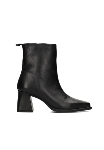 Dua enkellaars van PS Poelman – zijaanzicht van zwarte leren enkellaars met hak van 7 cm.