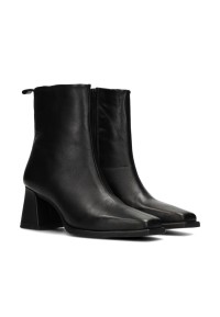 Dua enkellaars – schuin zijaanzicht van zwarte leren laars met spitse neus en blokhak.