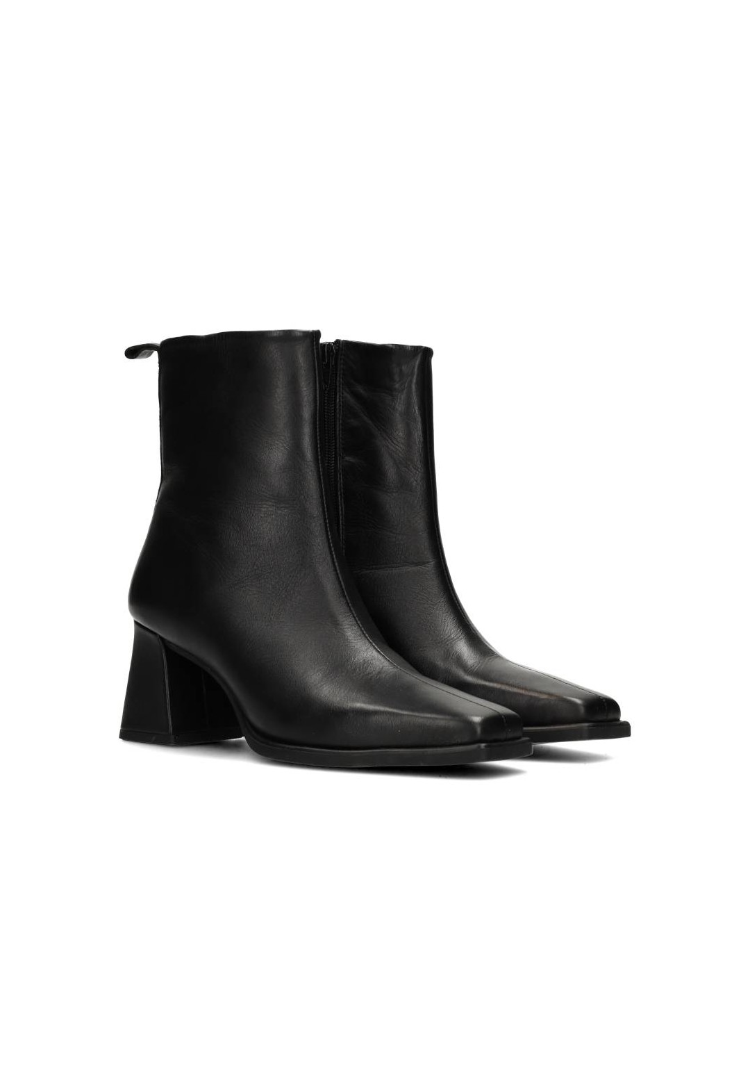 Dua enkellaars – schuin zijaanzicht van zwarte leren laars met spitse neus en blokhak.