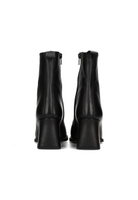 Achteraanzicht van de Dua enkellaarzen met rits en lusje aan de hiel.