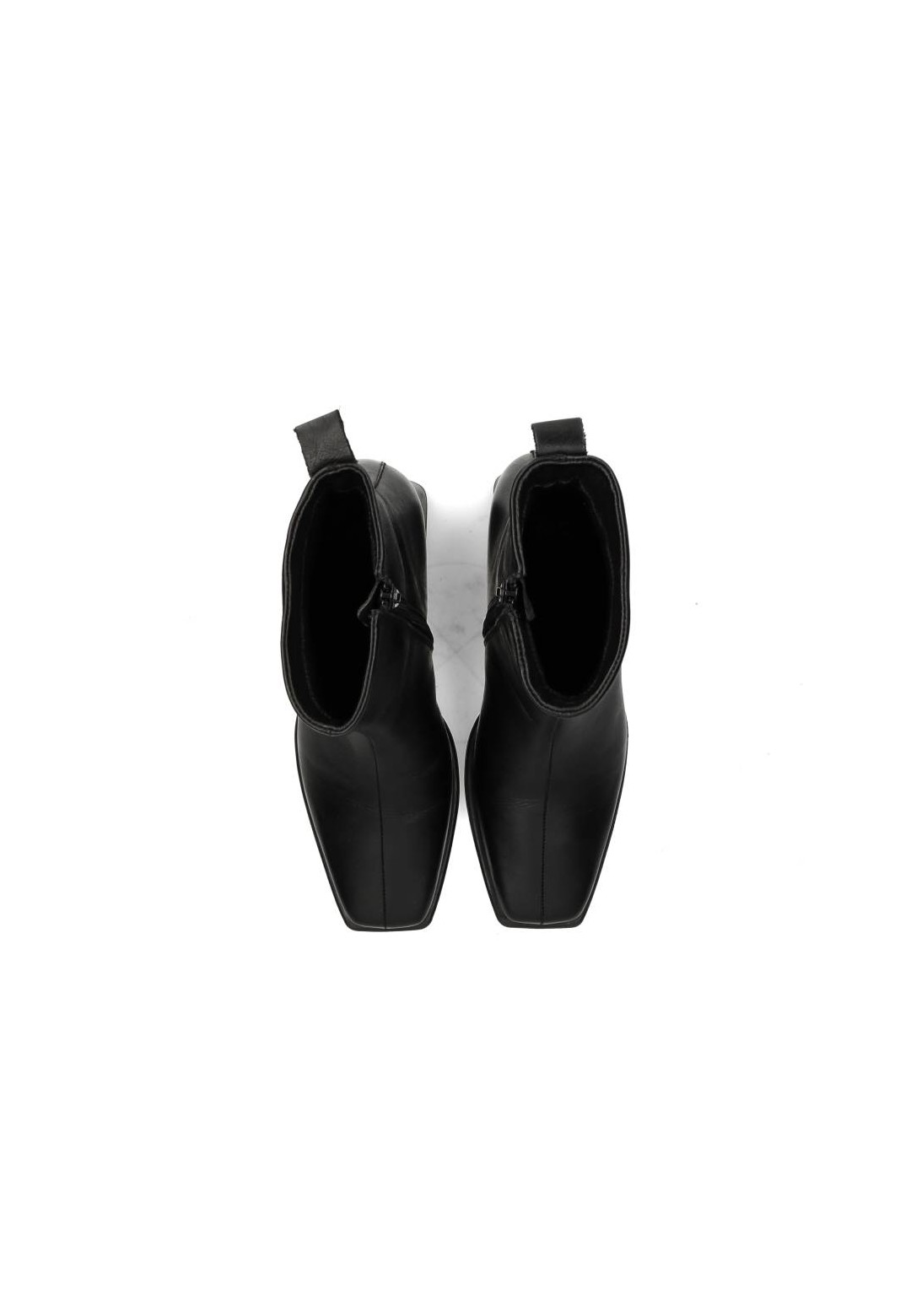 Bovenaanzicht van de Dua enkellaarzen met schachthoogte van 15 cm en wijdte van 26 cm.