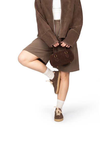 Fashion look met PS Poelman sneakers in actie – close-up