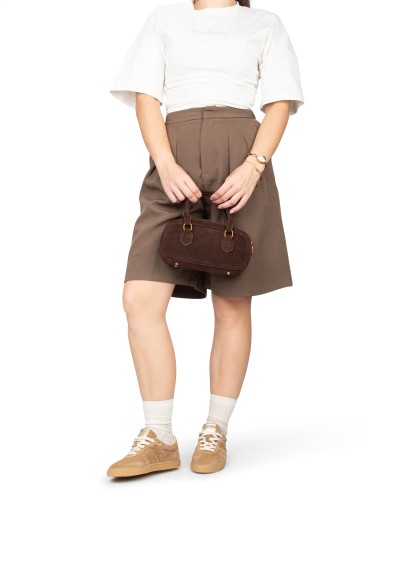 Streetstyle look met camel PS Poelman sneakers – staand met tas