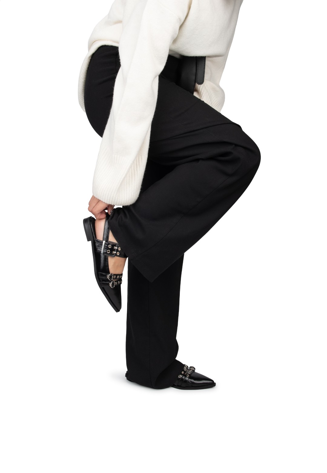 Model met zwarte broek en AVA slingbacks – staand