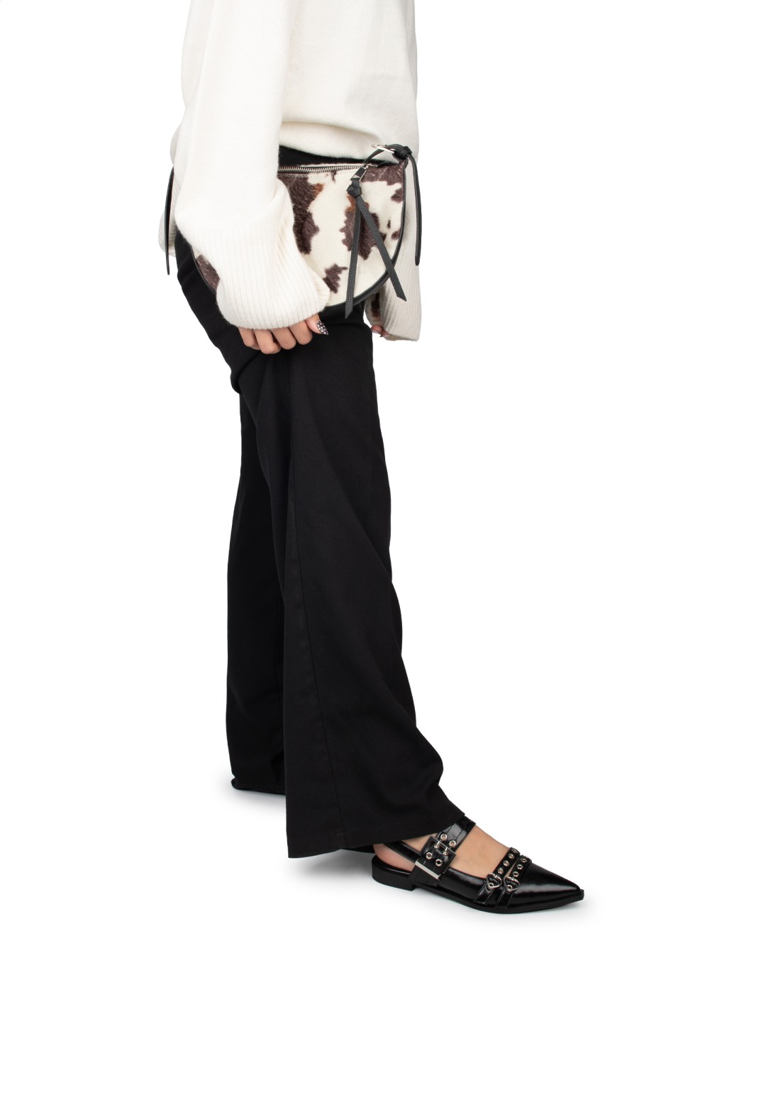 Model tilt voet op met zwarte AVA slingbacks