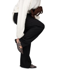 Model met zwarte broek en AVA slingbacks – zijaanzicht