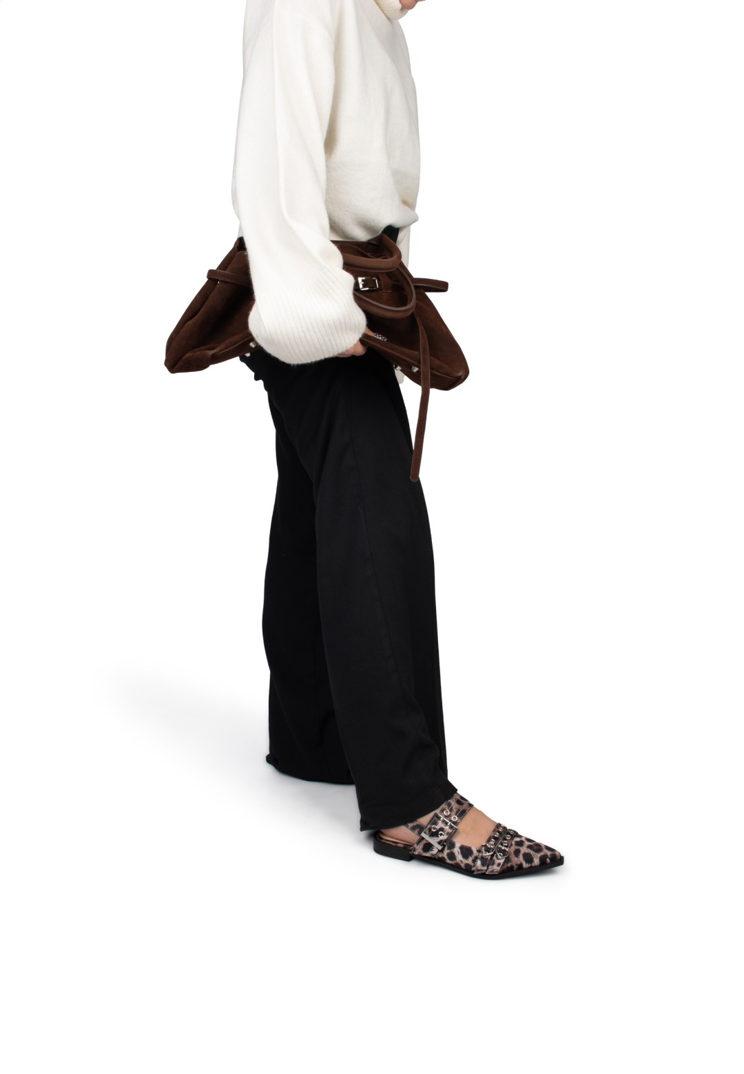 Model tilt voet op met AVA slingbacks in panterprint