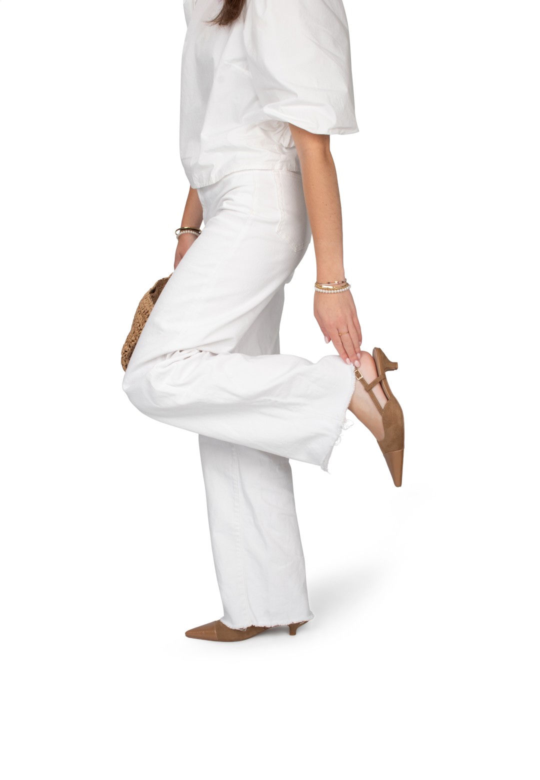 Model hebt Fuß mit CHLOE Slingback-Hacken