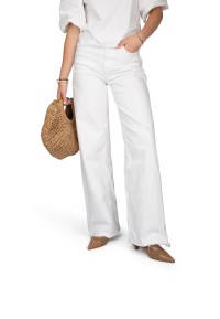 Model met witte broek en CHLOE slingback hakken – staand