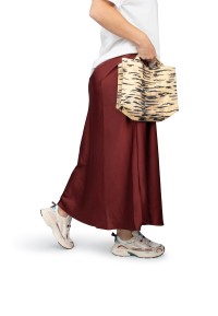 Harper sneakers – gedragen met rok en gevlochten tas, zijaanzicht