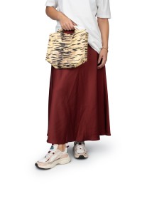 Harper sneakers – gedragen met lange rok, zijaanzicht