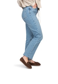 Dames loafers van bruin suède met hak van 5 cm – gedragen met jeans