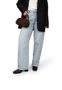 Model met zwarte leren Dua enkellaarzen en zwarte tas, moderne look.