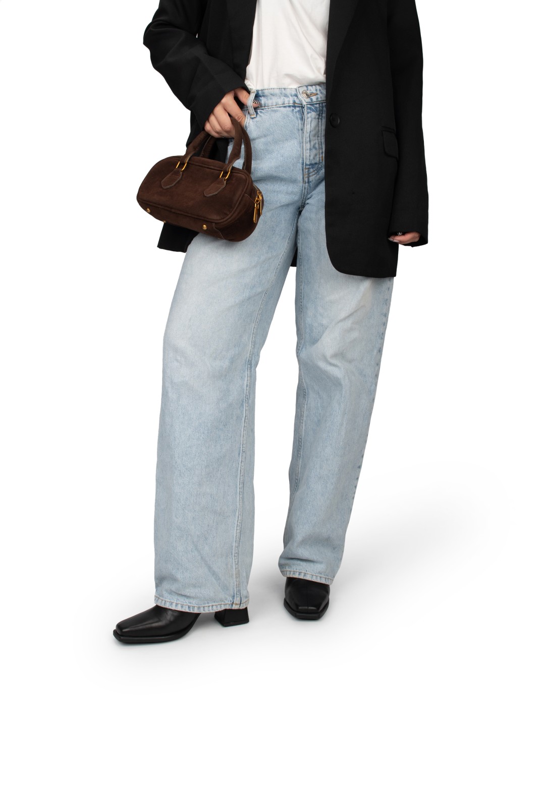 Model met zwarte leren Dua enkellaarzen en zwarte tas, moderne look.