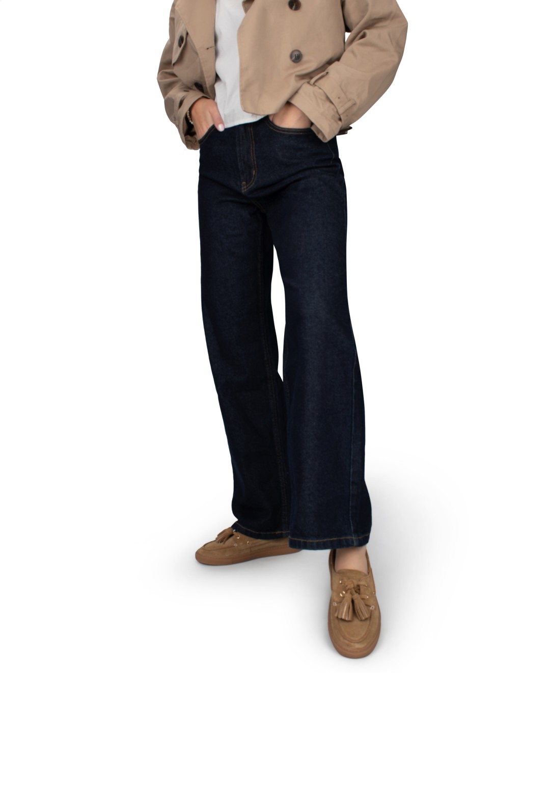 Model draagt camel loafers bij casual outfit