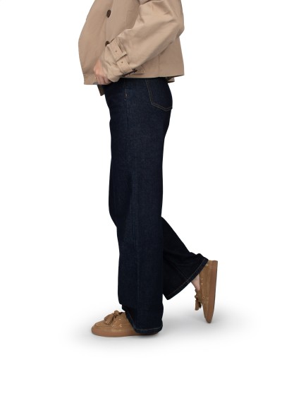 Camel loafers gedragen door model met donkere jeans
