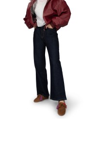 Model draagt donkerblauwe jeans met bruine Vita loafers van PS Poelman.