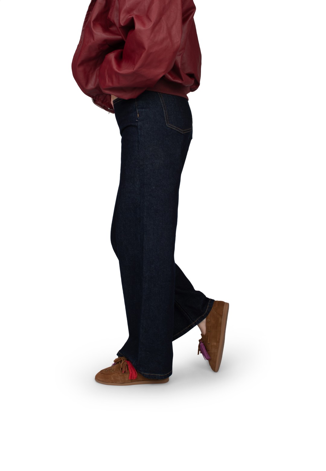 Zijaanzicht van model met donkerblauwe broek en bruine Vita loafers.