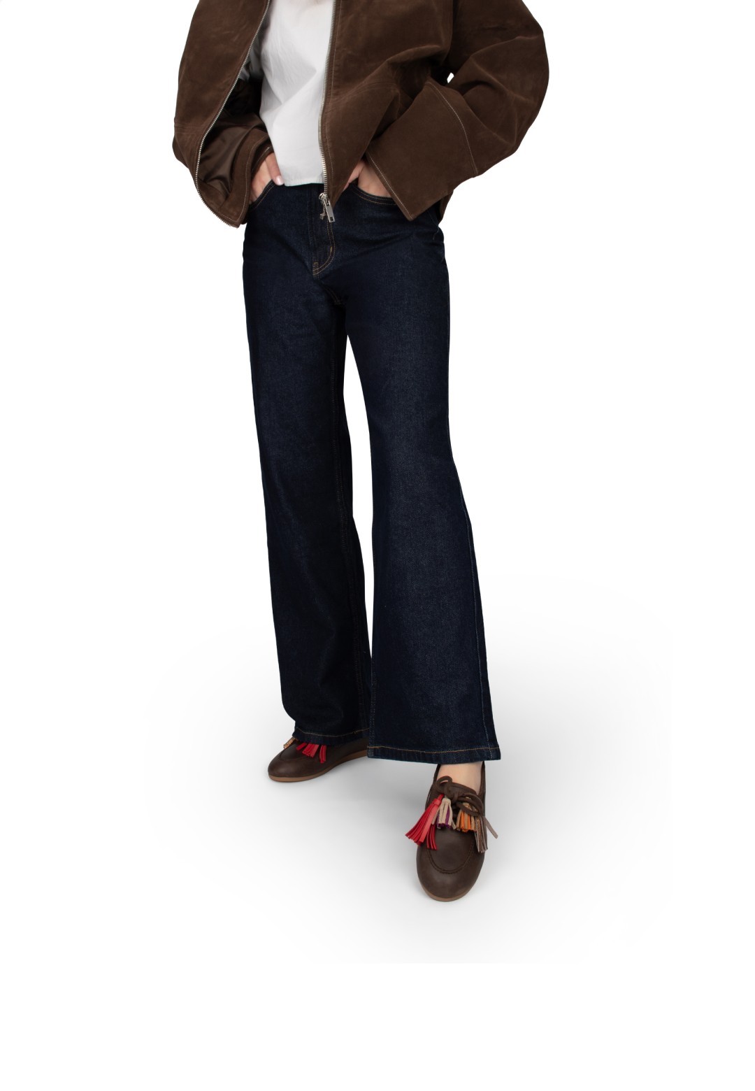Model draagt de loafers met casual look