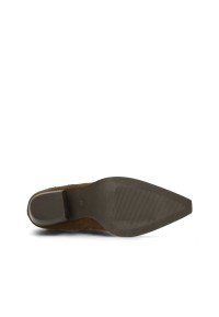 Sole of HABOOB BEAU boot – brown outsole and block heel