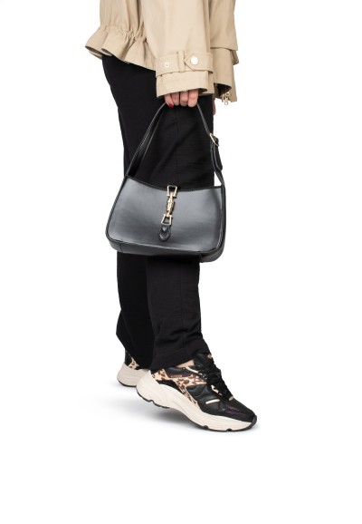 HABOOB OLIVIA panterprint sneaker gestyled met zwarte broek en tas