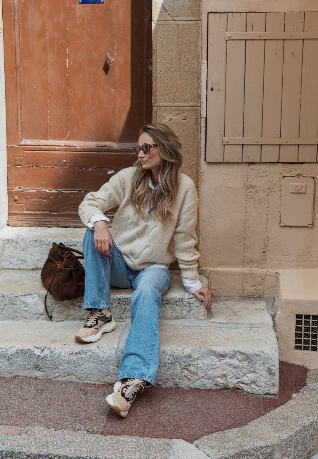 Beige OLIVIA sneaker van HABOOB gecombineerd met jas en jeans – city look