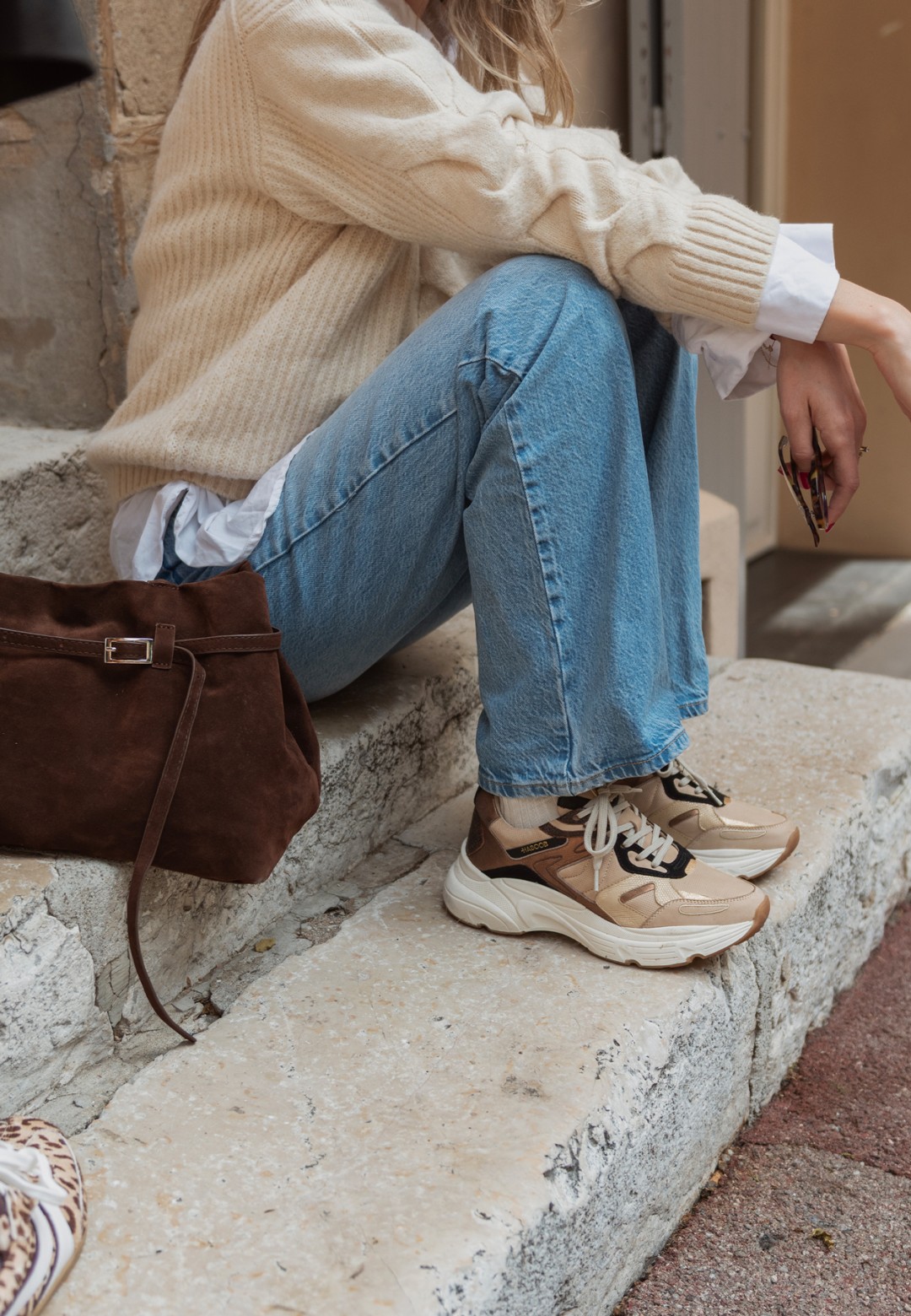 HABOOB OLIVIA sneakers in beige gestyled met jeans – casual streetstyle