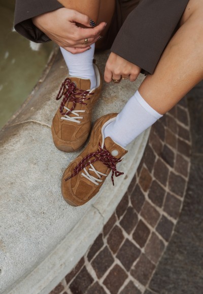 Saint-Tropez collection: close up van Jenn sneakers