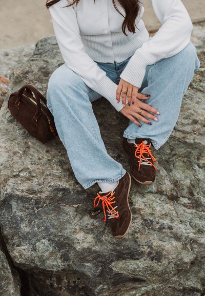 Saint-Tropez collection: close up van Jenn sneakers