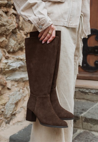 Lifestyle image of the brown FLEUR boot