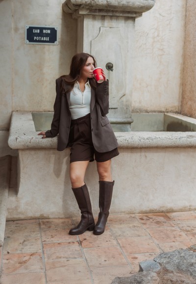 LINA laarzen donkerbruin hoog leren laarzen gedragen met rok en blazer city look