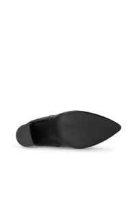 Bottom of the boot – pointed toe and treaded sole.