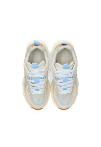 Bovenaanzicht van de ZARA sneakers met lichtblauwe veters en mesh afwerking