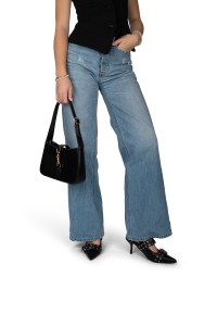 Model met jeans en zwarte EVE slingback hakken, staand