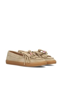 Zijaanzicht van PS Poelman loafers in beige suède met kralen en franjes