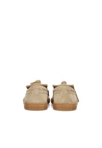 Achteraanzicht van beige suède loafers van PS Poelman