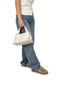 Vrouw draagt PS Poelman loafers met jeans en witte tas