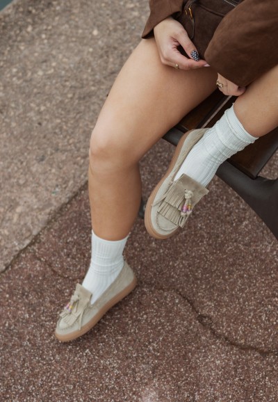 Vrouw draagt PS Poelman loafers met witte sokken, close-up van voeten