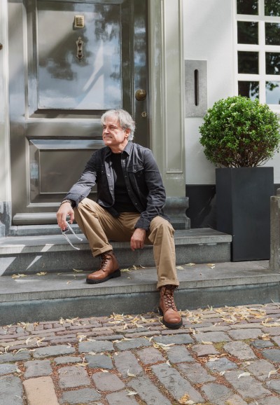 Toni heren veterschoenen lichtbruin – gedragen met casual outfit op straat