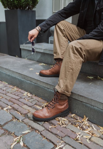 Toni heren veterschoenen cognac bruin – close-up bij casual styling buiten