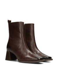 Dua ankle boots – angled side view with pointed toe and elegant block heel.