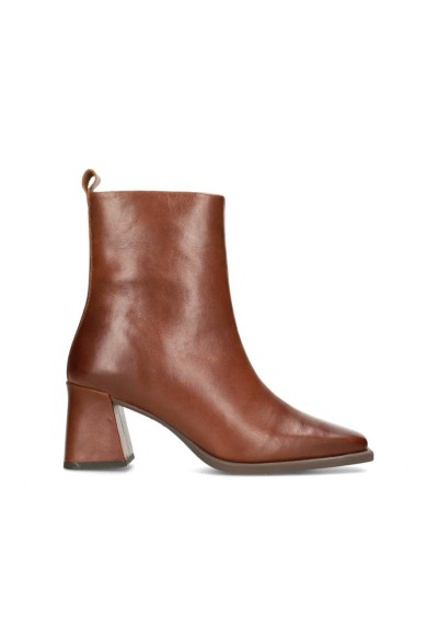 Dua ankle boot by PS Poelman – side view of cognac leather ankle boot with 7 cm heel.