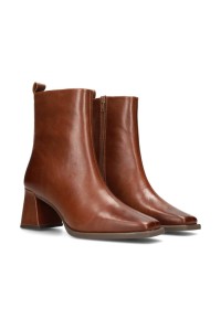 Dua Stiefelette – schräge Seitenansicht des Lederstiefels mit spitzer Zehenpartie und Blockabsatz.