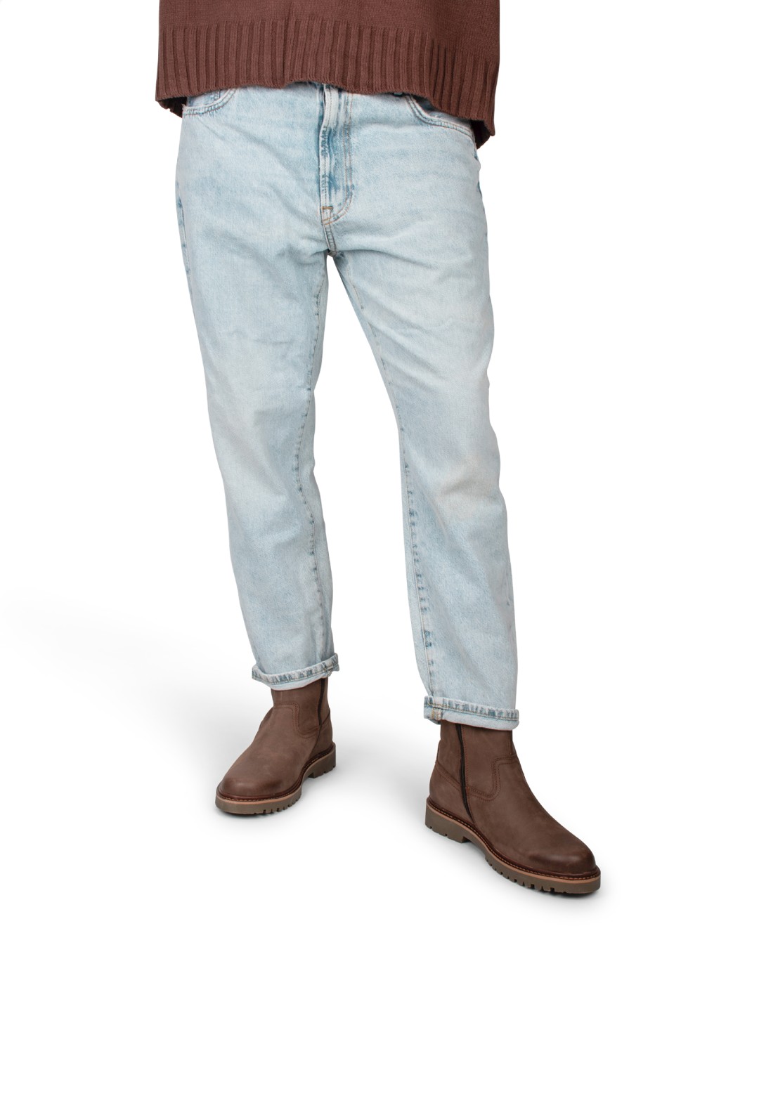 Model draagt lichtblauwe jeans met bruine Toni enkellaarzen van PS Poelman.