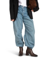 Zijaanzicht van model met bruine leren Dua enkellaarzen, stijlvolle casual look.